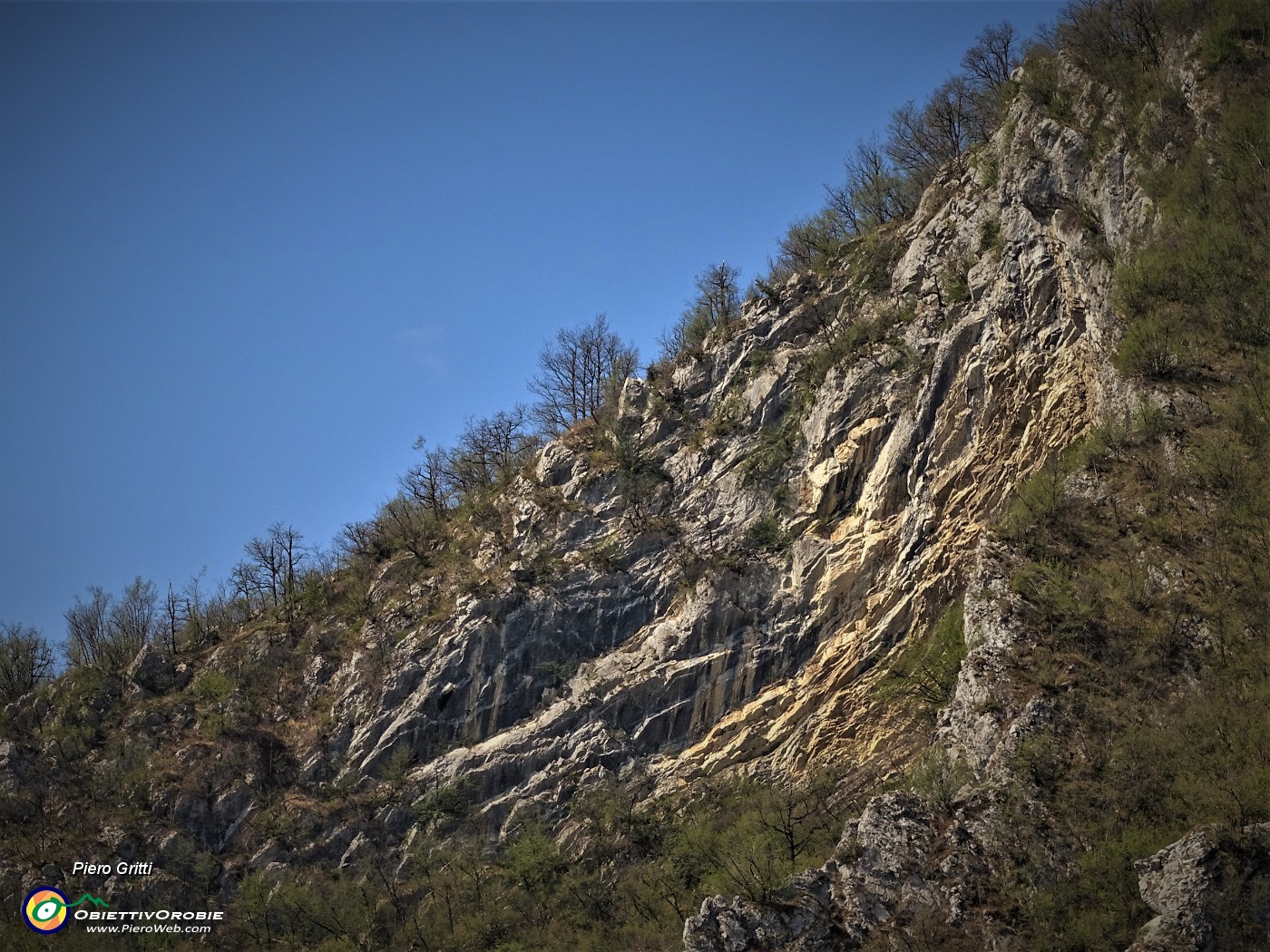 62 Sommita dell'anticlinale della Corna Rossa (700 m) .JPG